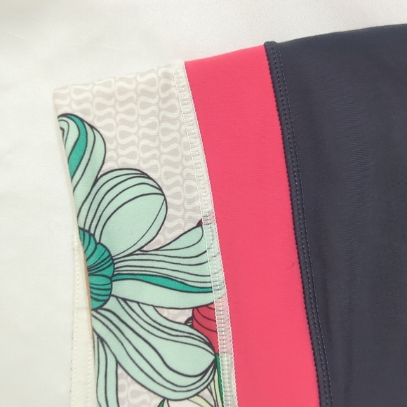 Lululemon Groove Crop, Color Gray/Pink/White Size 8 - Picture 4 of 15